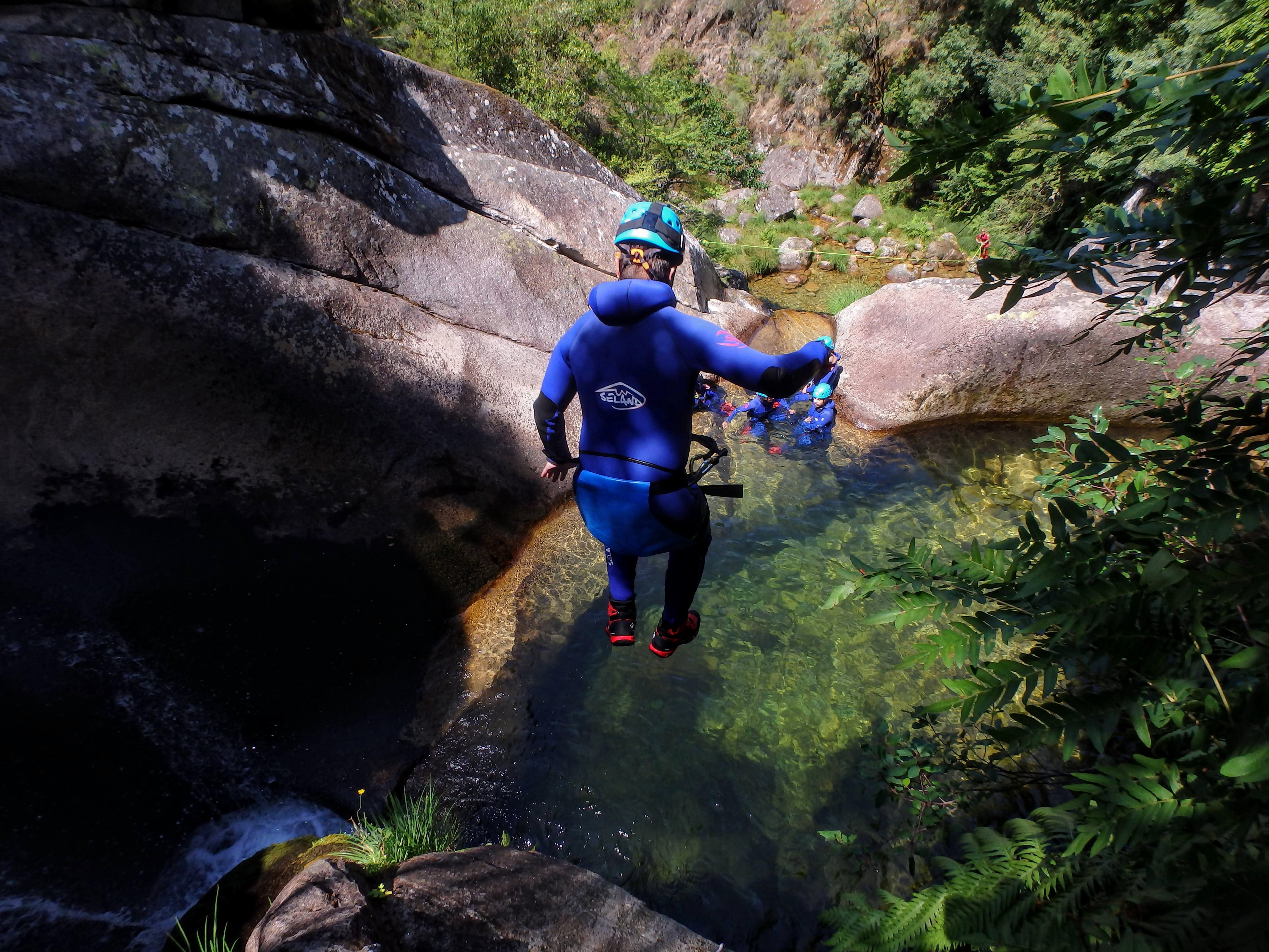 Atividades Divertidas Parque Nacional Peneda Geres Canyoning Carcerelha Salto Para Agua Min